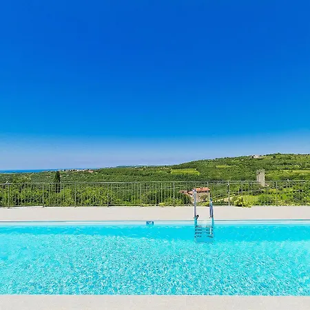 Dom wakacyjny Holiday Kitto With Shared Pool