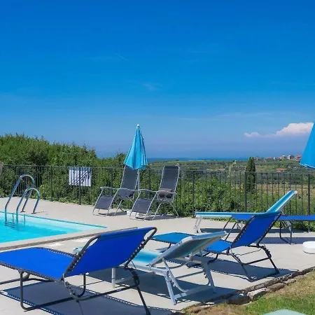 Holiday Kitto With Shared Pool Momjan