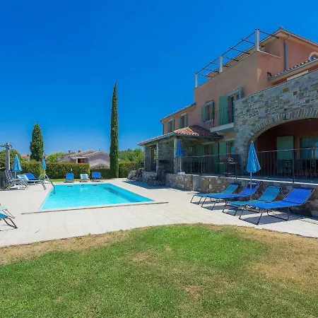 Holiday Kitto With Shared Pool *